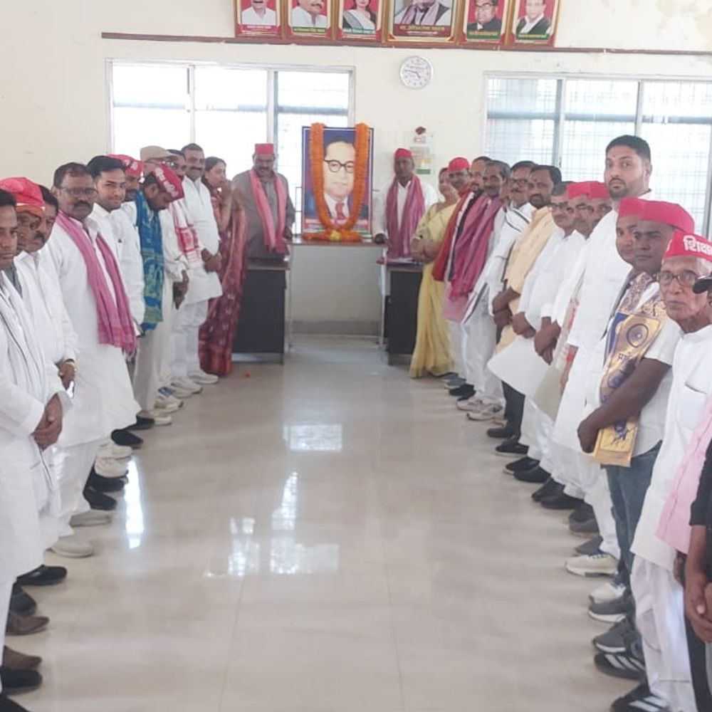 भदोही में सपाइयों ने मनाई डॉ. अंबेडकर जयंती:जिलाध्यक्ष बोले- संविधान ही संजीवनी और ढाल, बाबा साहेब ने सामाजिक भेदभाव मिटाया
