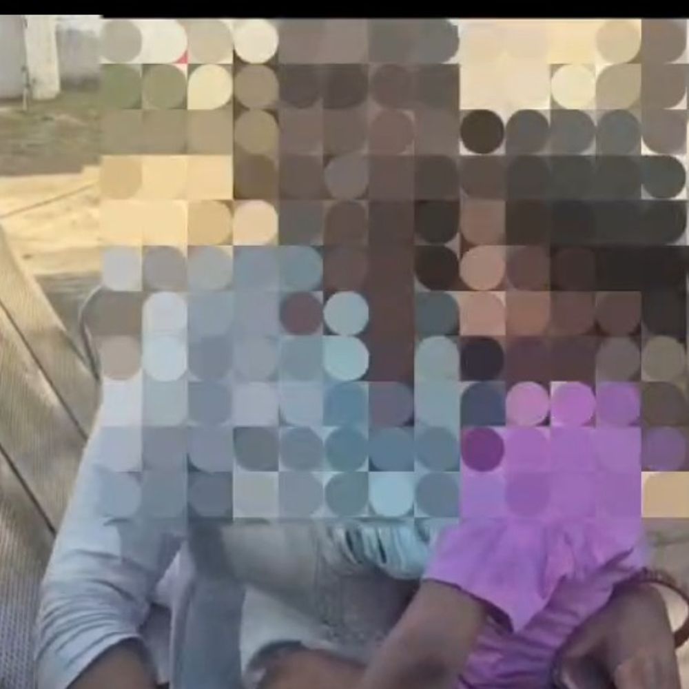 देवरिया में महिला बच्ची के साथ थाने में बैठी:पति और ससुराल वालों पर प्रताड़ना का आरोप, पुलिस से कार्रवाई की मांग