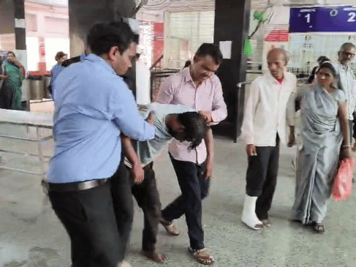 रीवा के संजय गांधी अस्पताल में नशेड़ी का तांडव:  वार्डों में लोटता रहा युवक, प्रबंधन संभालने में हुआ परेशान – Rewa News