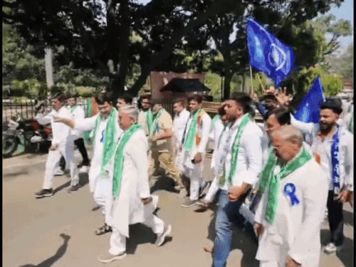 आंबेडकर जयंती पर रालोद का शक्ति प्रदर्शन:मेरठ में माल्यार्पण के बाद कार्यकर्ताओं ने निकाली पैदल यात्रा, सिद्वांतों को अपनाने का लिया संकल्प