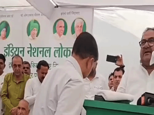 चौटाला ने हिसार मंडी में सचिव को मंच पर बुलाया:  बोले-सरकार तो आती-जाती रहती है, किसानों से जुड़ो; इनकी सेवा करना आपका कर्तव्य – Hisar News