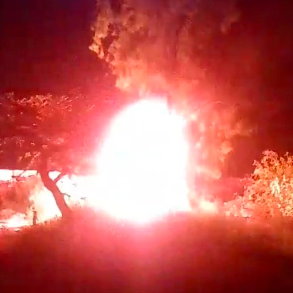 बाराबंकी के बदोसराय में ट्रांसफार्मर में आग:तेज धमाके के बाद सैकड़ों घरों की बिजली आपूर्ति बाधित