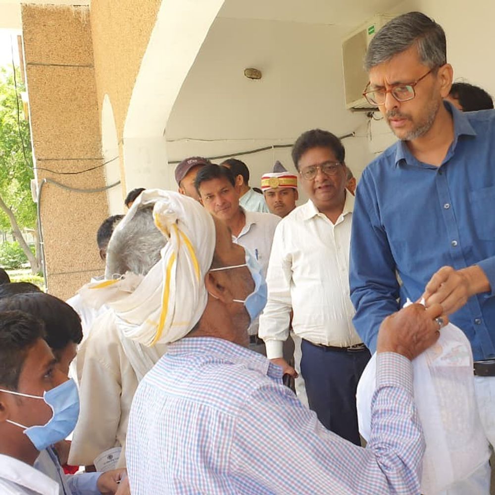 अम्बेडकर जयंती पर 20 टीबी मरीजों को मिली पोषण पोटली:श्रावस्ती में जिलाधिकारी ने बाबा साहब को श्रद्धांजलि दी, संविधान के महत्व पर जोर दिया