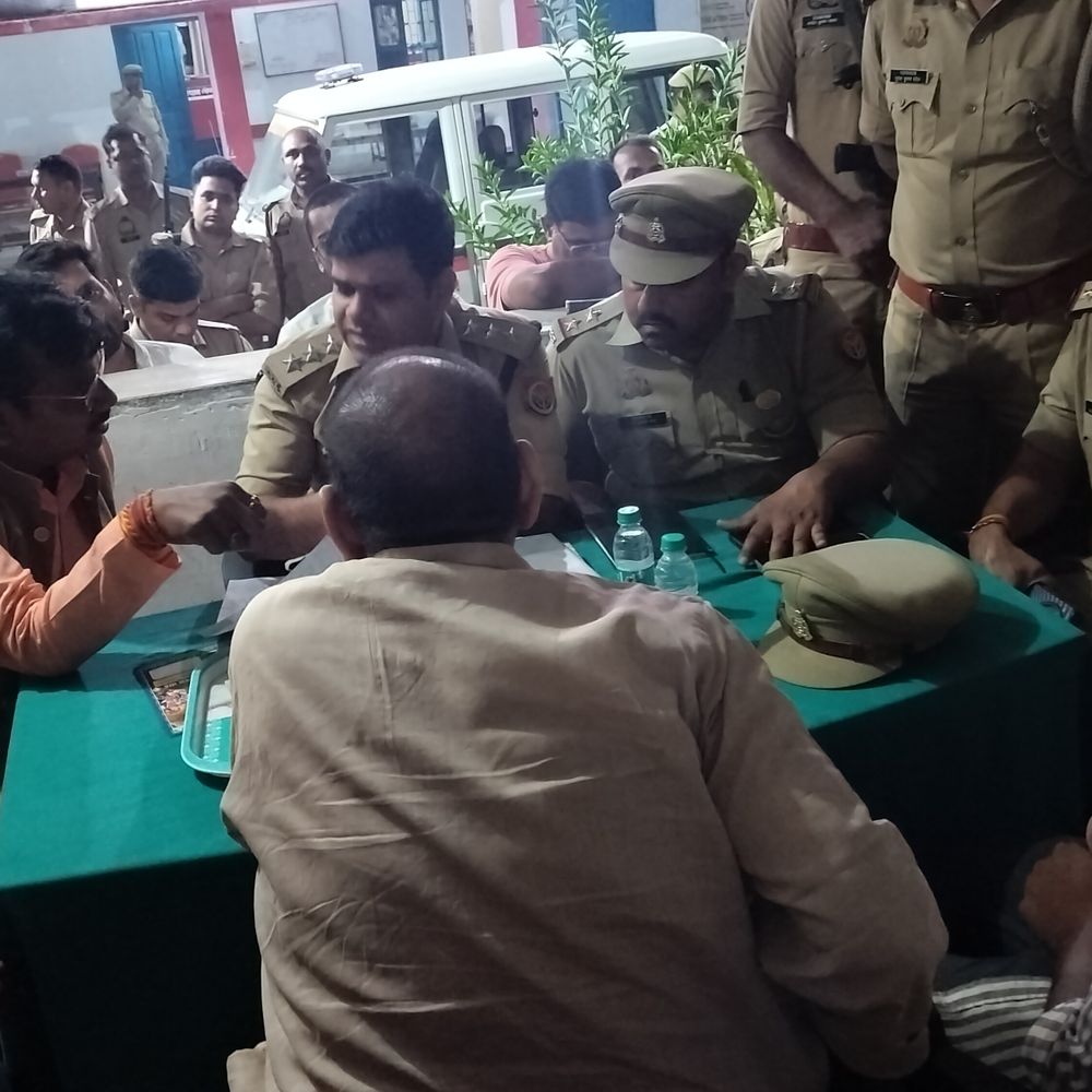 अयोध्या में पुलिसकर्मियों ने युवक को पीटा:क्षेत्रीय विधायक समेत ग्रामीणों ने थाने पर किया विरोध