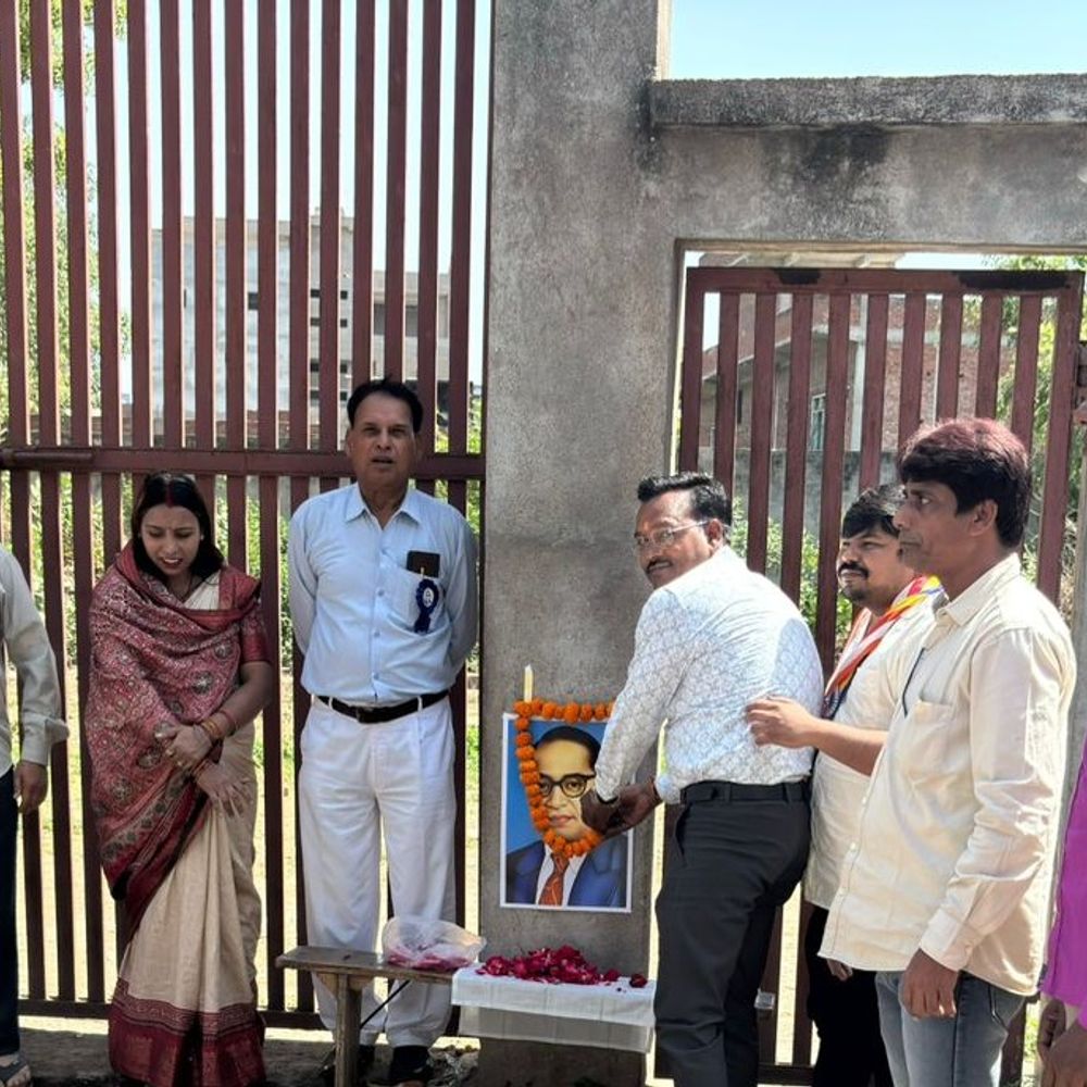 मैनपुरी में कांग्रेस ने बंद गेट पर मनाई अंबेडकर जयंती:जिलाध्यक्ष ने चाबी नहीं दी, कार्यकर्ताओं ने तस्वीर रखकर किया नमन