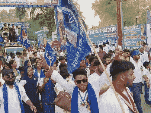 
                 शोभायात्रा निकालकर बाबा साहब को किया याद:अलीगढ़ में डॉ. भीमराव अंबेडकर जयंती पर 26 झांकियों के साथ उमड़ा सर्व समाज 
            