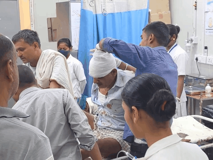 जहानाबाद में कार ने बाइक को मारी टक्कर:2 लोग गंभीर घायल, अस्पताल में भर्ती; चालक घायलों को अस्पताल पहुंचाकर फरार