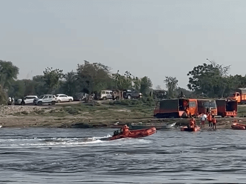 वृंदावन नाव हादसे में 15 की मौत, एक लापता:20 किलोमीटर के दायरे में सर्च ऑपरेशन चलाया जा रहा,कल 2 लाशें मिली थी