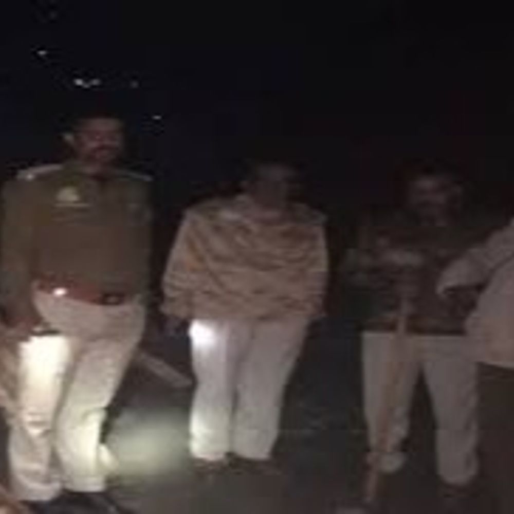 हिमाचल में वन विभाग की टीम पर पथराव:अवैध लकड़ी जब्त करने गई टीम, अज्ञात लोगों ने ऊंची पहाड़ी से फेंके पत्थर, सरकारी गाड़ी क्षतिग्रस्त