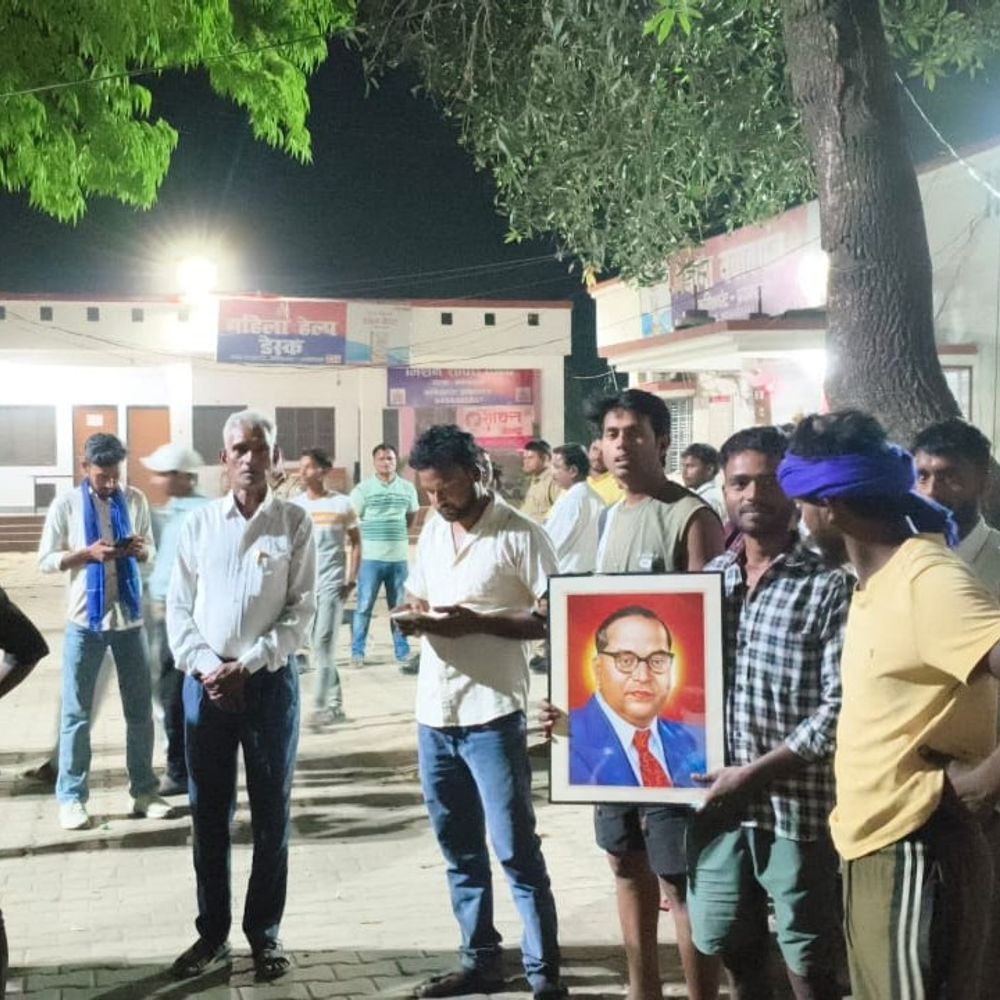 युवक की पिटाई पर ग्रामीणों ने आधी रात थाना घेरा:प्रयागराज में जयंती के पोस्टर फाड़ने व फायरिंग का लगाया आरोप, समझाने पर माने