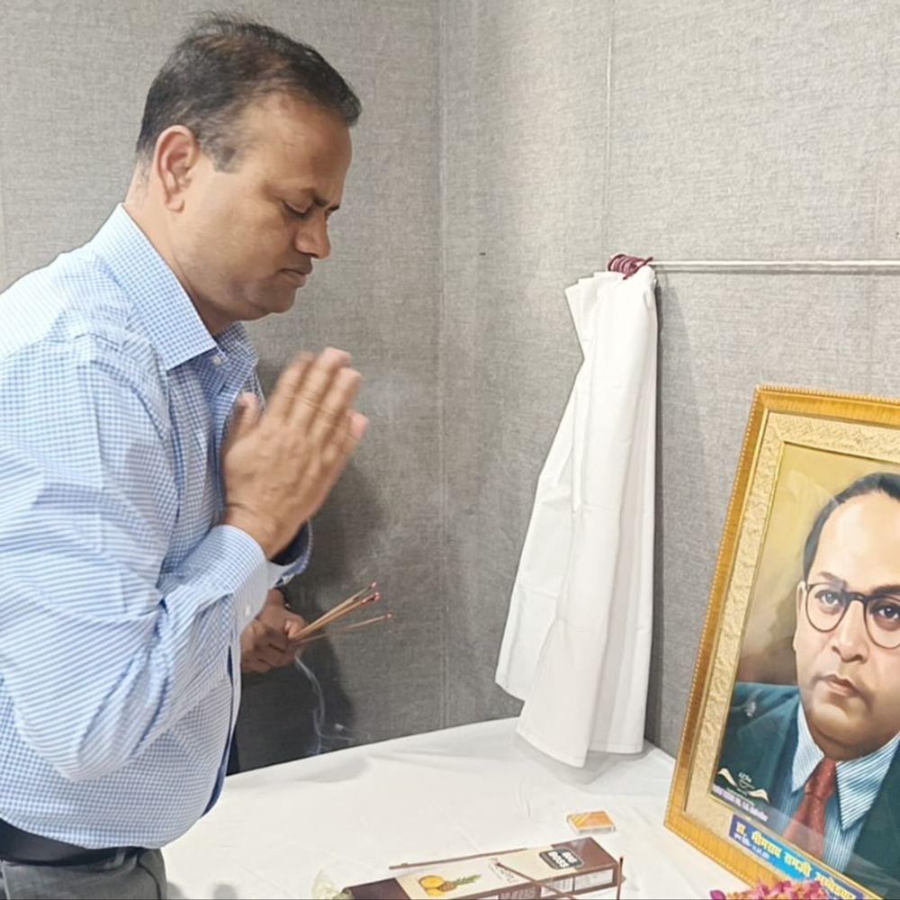 आजमगढ़ में कलेक्ट्रेट और पुलिस ऑफिस में दी गई श्रद्धांजलि:समता मूलक समाज संविधान के आदर्श स्वतंत्रता समानता और सबके विकास पर दिया था बल