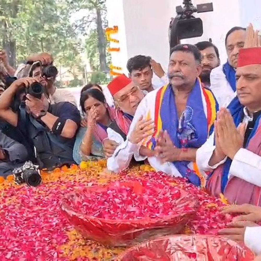 'संविधान केवल कागज नहीं लोहे की तलवार है':लखनऊ में अखिलेश यादव ने बाबा साहब को दी श्रद्धांजलि, बोले - भाजपा सरकार में सबसे ज्यादा प्रतिमाएं तोड़ी गई