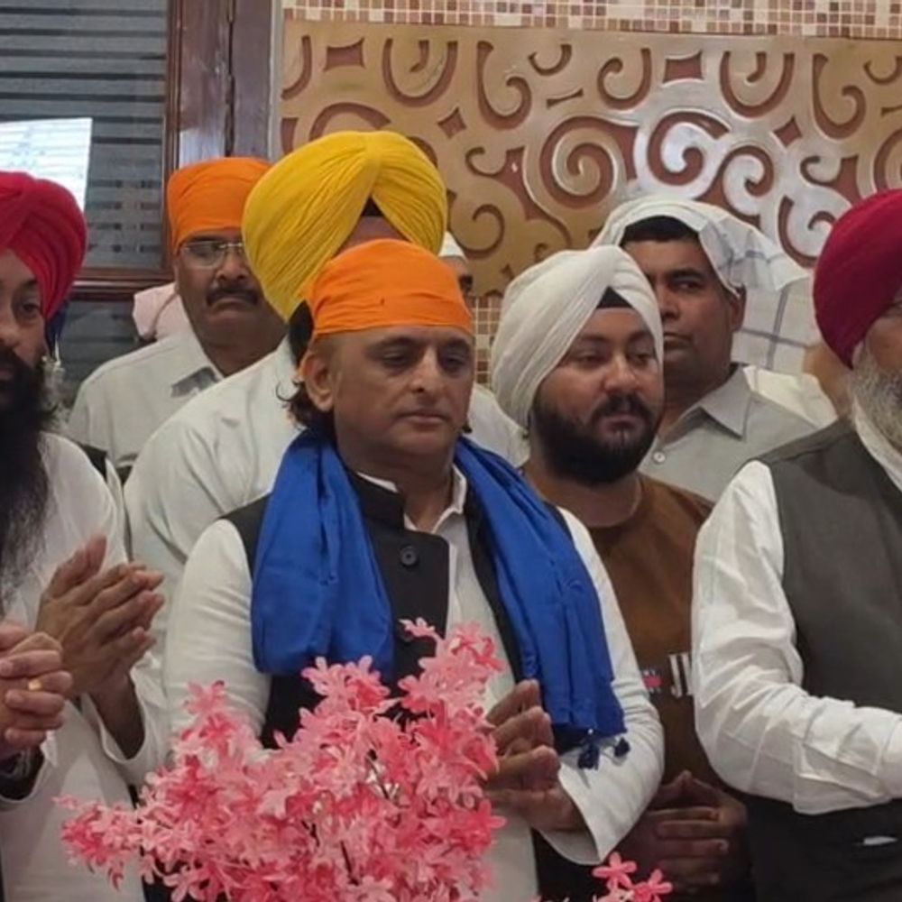 गुरुद्वारे में अखिलेश यादव ने टेका माथा:लखनऊ में भंडारे की पूड़ी-सब्जी खाई, बोले- इतिहास में पहली बार बाबा साहेब को इतना सम्मान मिला