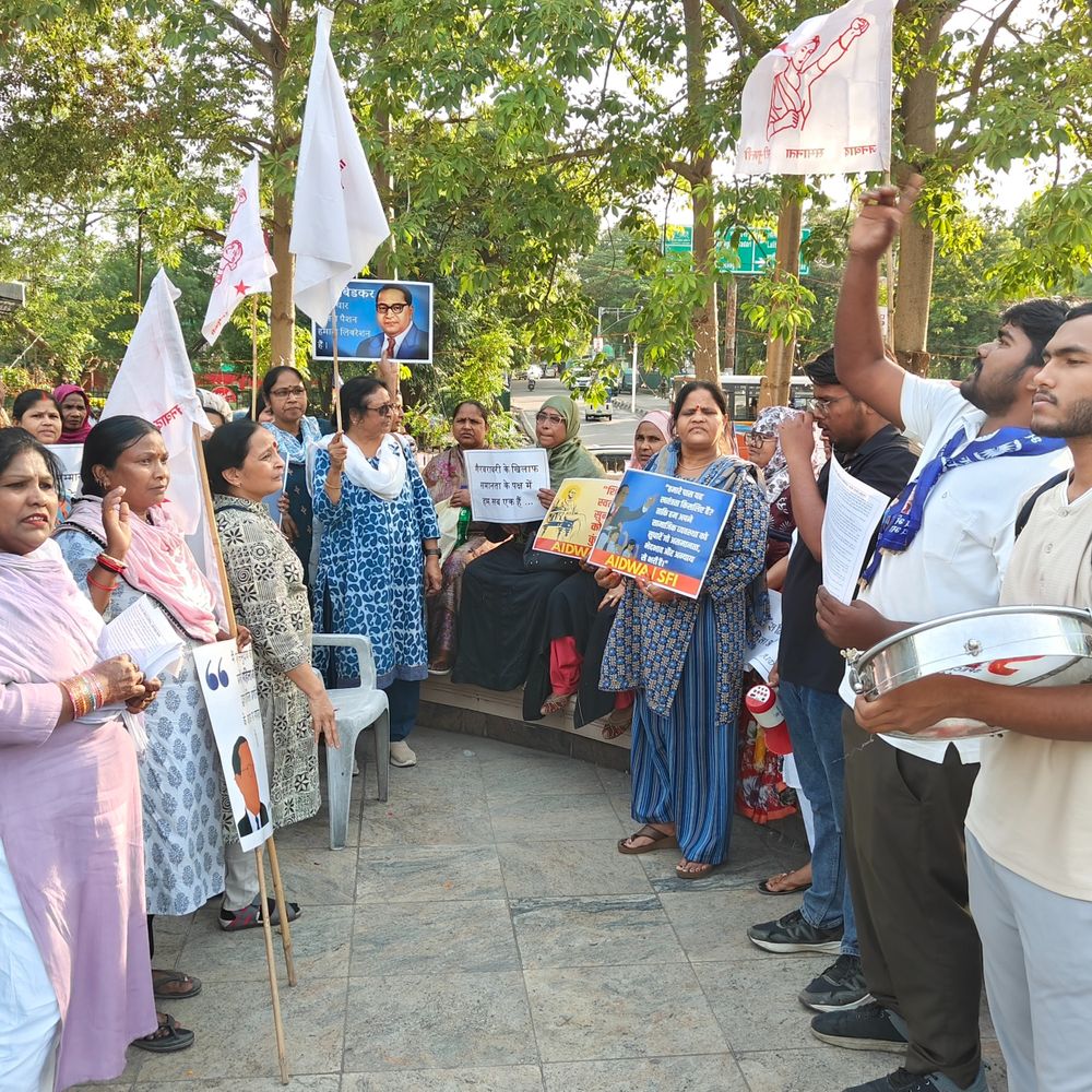 लखनऊ में अंबेडकर जयंती पर निकाली यात्रा:संविधान बचाओ लोकतंत्र बचाओ का लगाया नारा, AIDWA सचिव बोलीं- यह सरकार संविधान विरोधी है