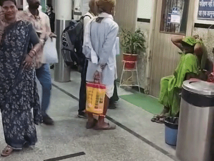 निजी अस्पताल पहुंचे मरीज, सरकारी की तरफ लौटना पड़ा:अस्पतालों के बाहर पर्चे लगाए- 24 घंटे हड़ताल, डॉक्टर्स बोले- गिरफ्तारी गलत