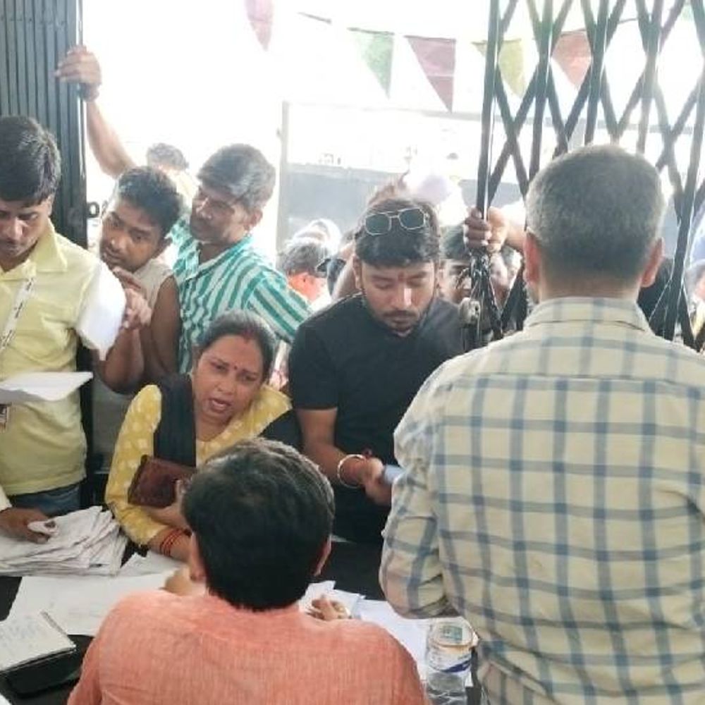 लखनऊ के लौलई उपकेंद्र पर धरना प्रदर्शन:लोग बोले नहीं चाहिए स्मार्ट मीटर, अधिकारियों ने दिया आश्वासन