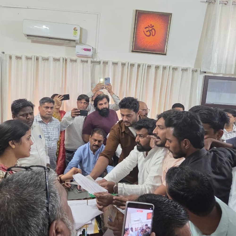 मेरठ में प्राइवेट स्कूलों की मनमानी पर हंगामा:बीएसए कार्यालय पर छात्र नेताओं ने किया प्रदर्शन, आंदोलन की दी चेतावनी