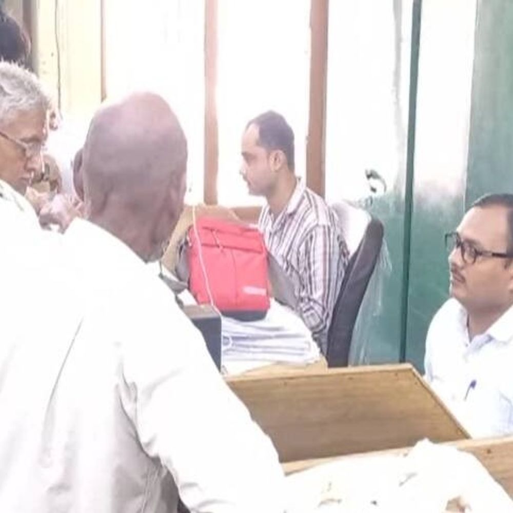 वाराणसी में 30 हजार लाभार्थियों का वृद्धावस्था पेंशन रूका:आधार कार्ड में दर्ज जन्मतिथि अब मान्य नहीं, देना होगा शैक्षिक प्रमाण पत्र या परिवार रजिस्कार का नकल