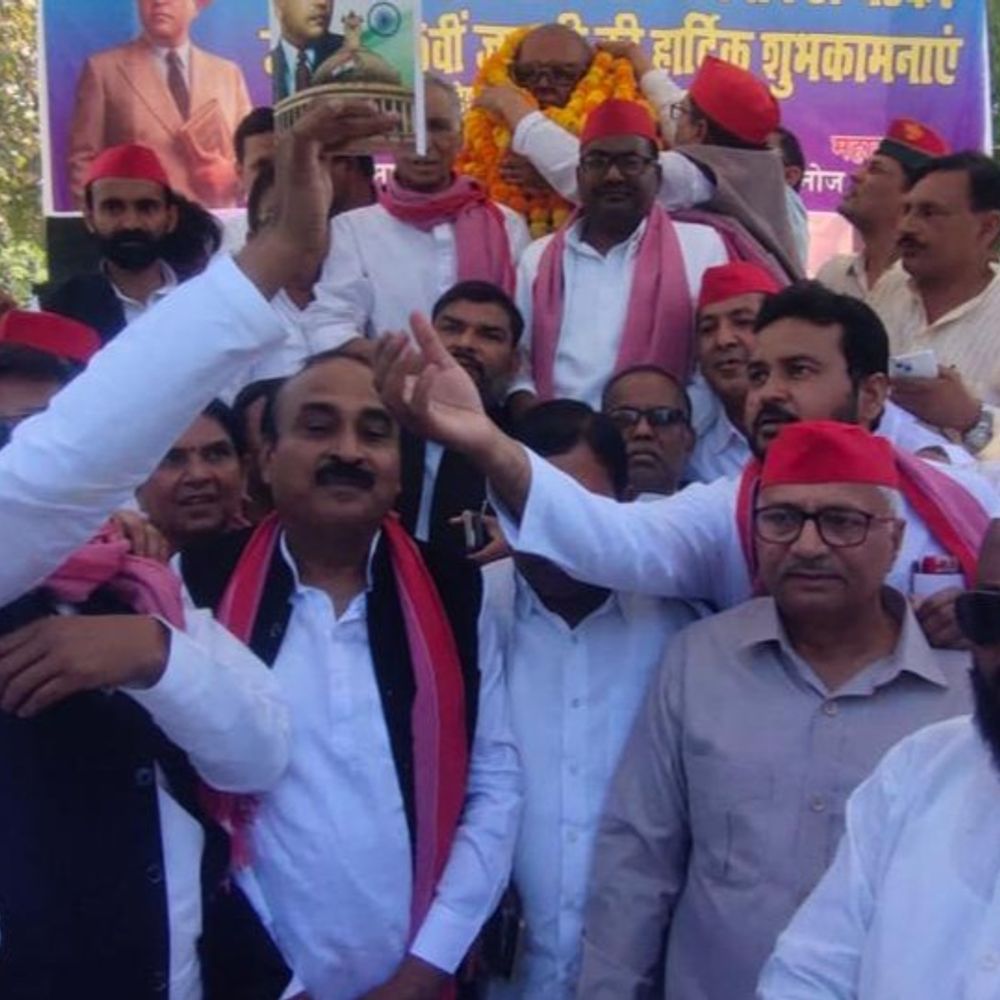 सपाइयों में धक्कामुक्की, अंबेडकर प्रतिमा ही ढक गई:पूर्व मंत्री वाटर कूलर लेकर पहुंचे, प्रयागराज में डॉ. अंबेडकर के लिए अलग अंदाज