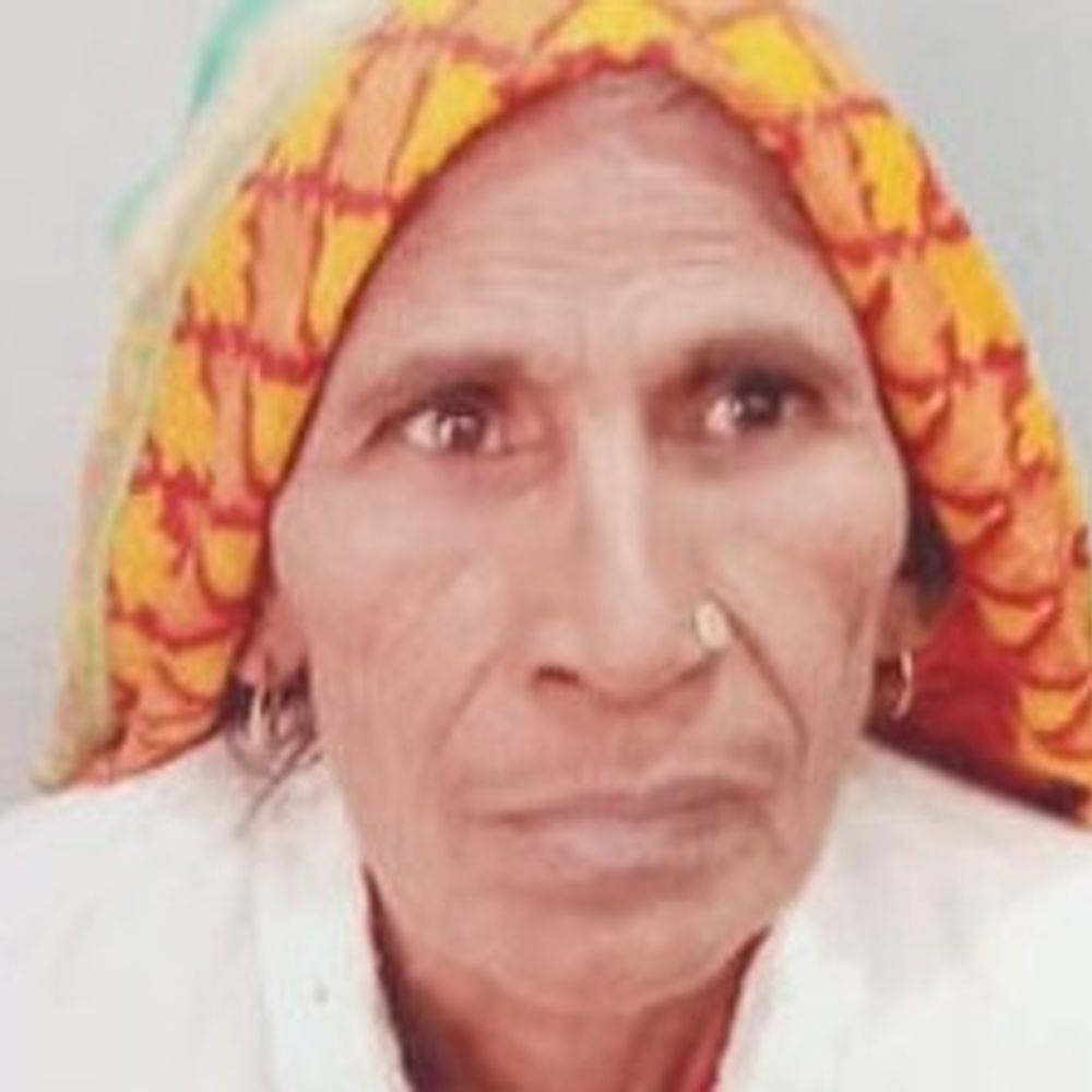 कैंटर ने दो महिलाओं को मारी टक्कर, एक की मौत:अलीगढ़ में पालीवाल अस्पताल के पास हादसा, दूसरी गंभीर घायल; चालक हिरासत में