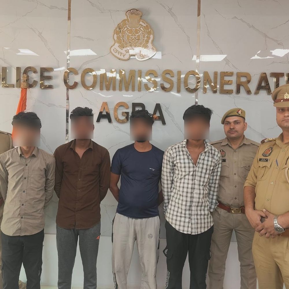 आगरा पुलिस ने किसान के पैसे चुराने वाले चोर पकड़े:बैंक के बाहर देते थे घटना को अंजाम, तमंचा-कारतूस व नगदी बरामद