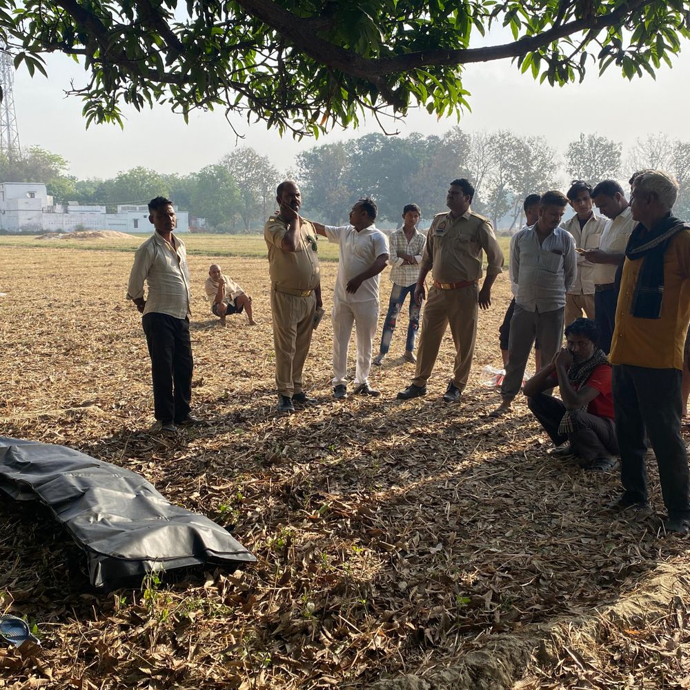 ससुराल में पेड़ से लटका मिला युवक का शव:जौनपुर में पुलिस ने शव कब्जे में लेकर जांच शुरू की