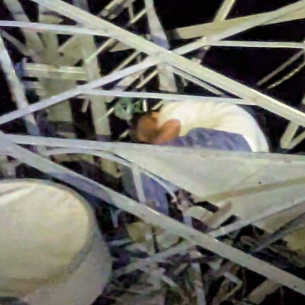 शाहजहांपुर में युवक टावर पर चढ़ा,पत्नी को बुलाने की जिद:तीन घंटे बाद पत्नी को देखकर उतरा, पुलिस ने किया चालान