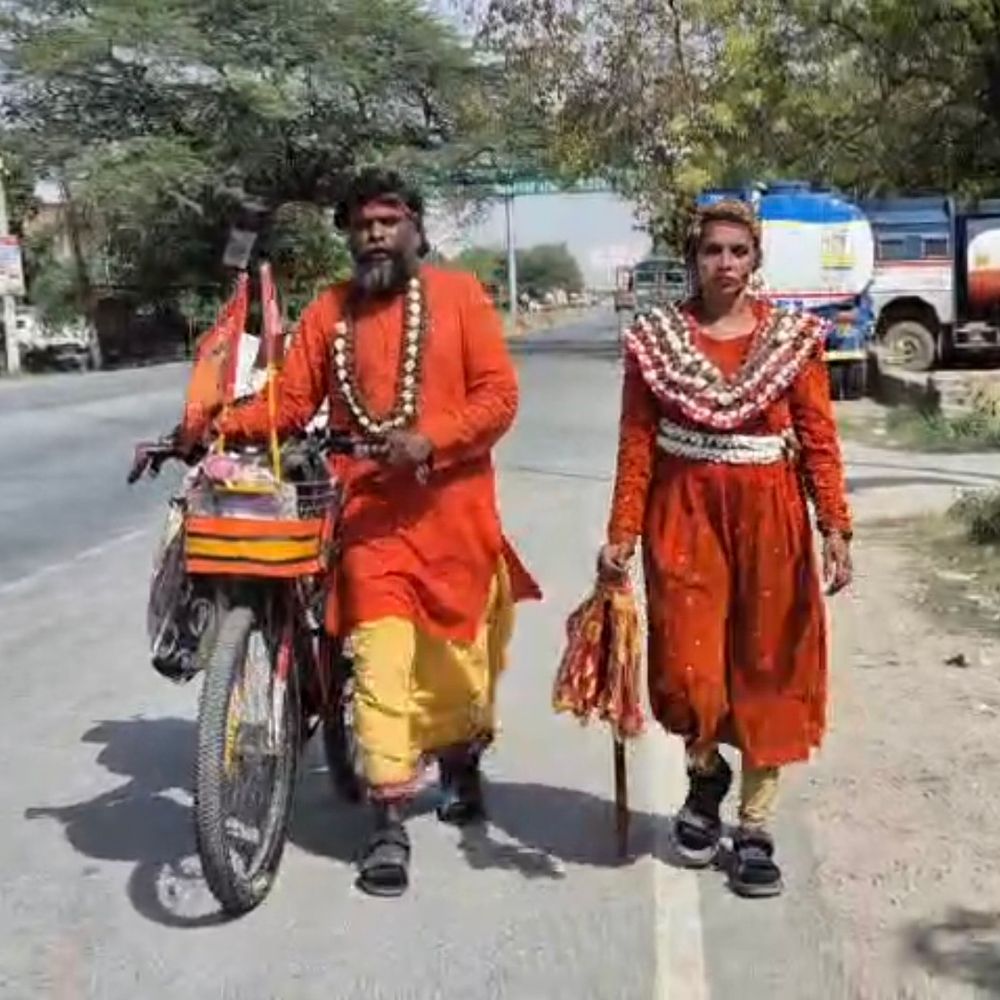 7 महीने चलकर पैदल चलकर मुगलसराय पहुंचा हैदराबाद का एंजेलो:18,500 किमी का सफर तय किया, कई धार्मिक स्थलों के दर्शन किए