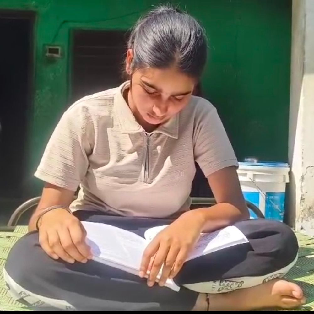 वंशिका ने 8वीं में 97.5% अंक हासिल किए:  पठानकोट में पिता करते हैं मजदूरी, वैज्ञानिक बनने का सपना; सरकार से मांगी मदद – Pathankot News