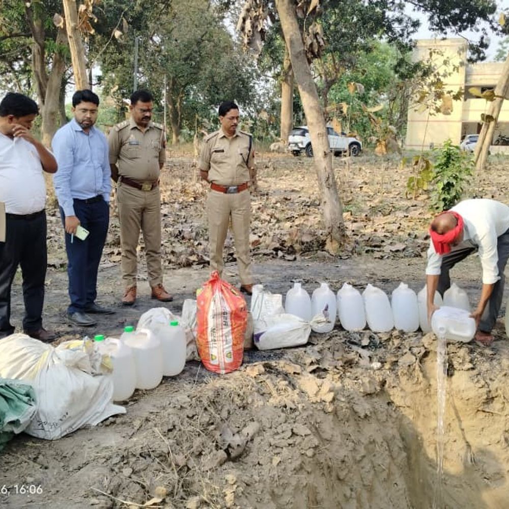 कुशीनगर में ऑपरेशन दहन के तहत मादक पदार्थ नष्ट:220 किलो गांजा, 263 लीटर कोडीन सिरप और 803 लीटर शराब का विनष्टीकरण