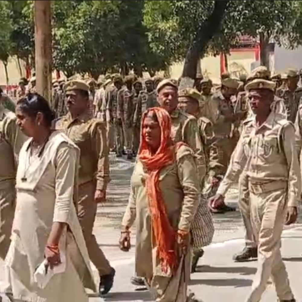 जालौन में पीआरडी जवानों का प्रदर्शन:समान कार्य-समान वेतन सहित मांगों पर मुख्यमंत्री को ज्ञापन