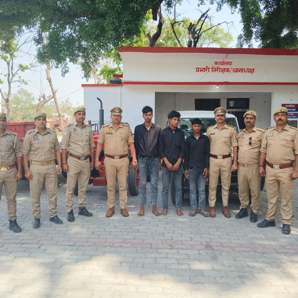 गोंडा पुलिस ने वाहन चोर गिरोह का किया भंडाफोड़:चोरी की बोलेरो, ट्रैक्टर और ट्रॉली बरामद, तीन आरोपी गिरफ्तार