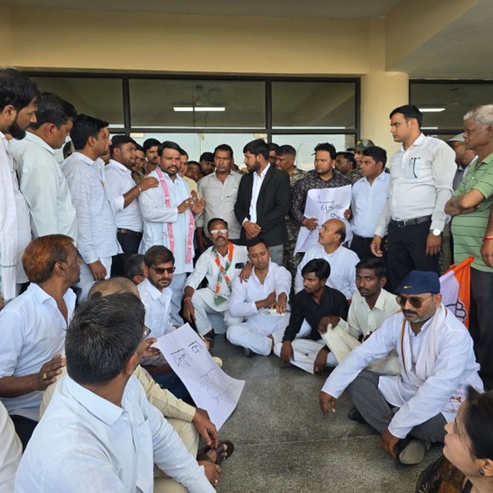 कांग्रेस बोली- वृंदावन नाव हादसे के लिए मेयर-आयुक्त जिम्मेदार:मथुरा नगर निगम कार्यालय पर प्रदर्शन किया, नारेबाजी की