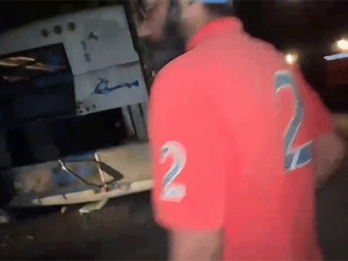 पंजाब में श्रद्धालुओं से भरी बस पलटी, 6 की मौत:21 घायल, महिलाएं-बच्चे शामिल; आनंदपुर साहिब से लौटते वक्त खंभे से टकराई, करंट आया