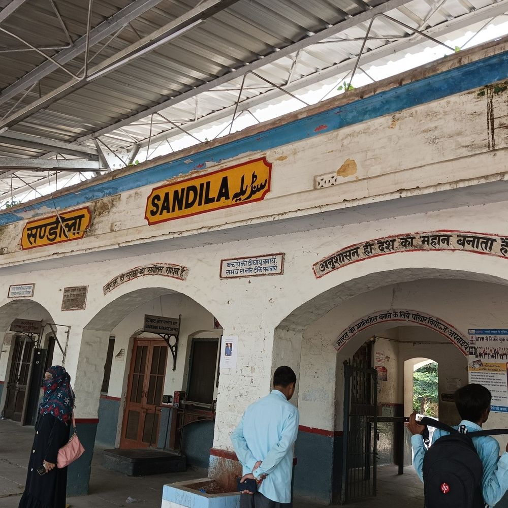 हरदोई में संडीला रेलवे स्टेशन के प्लेटफॉर्म होंगे ऊंचे:यात्रियों को मिलेगी राहत, मंडल कार्यालय को भेजा प्रस्ताव