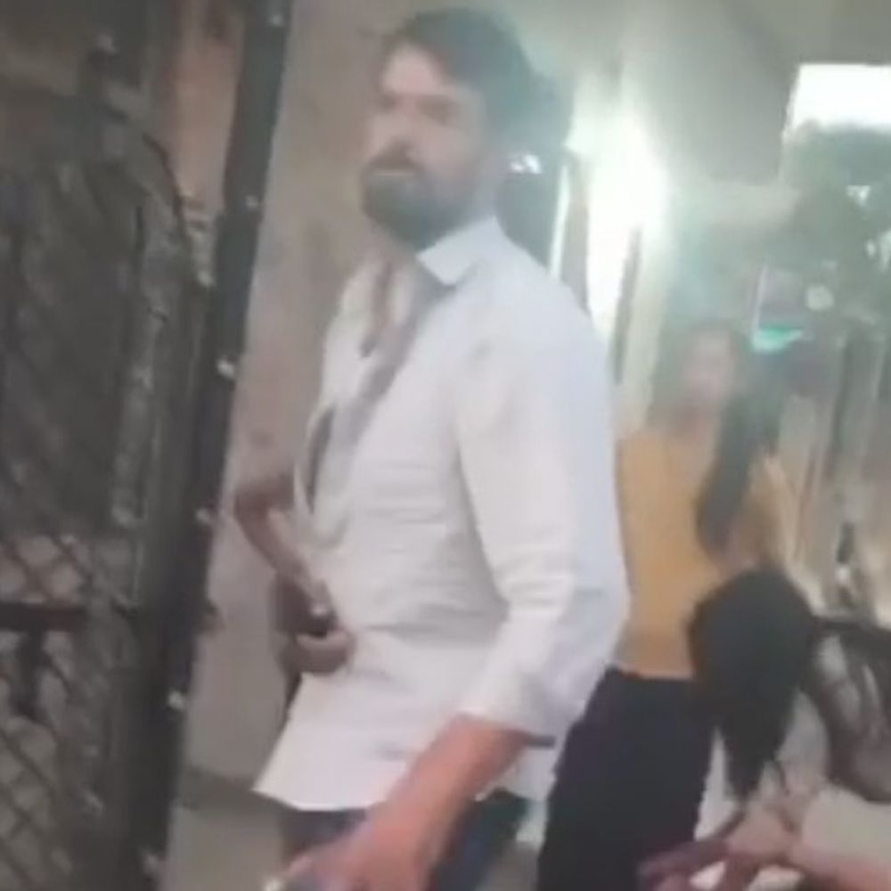 रायबरेली में महिला के घर कट्टे लेकर घुसा युवक,VIDEO:मारपीट और जान से मारने की दी धमकी, पुलिस पर कार्रवाई न करने का आरोप