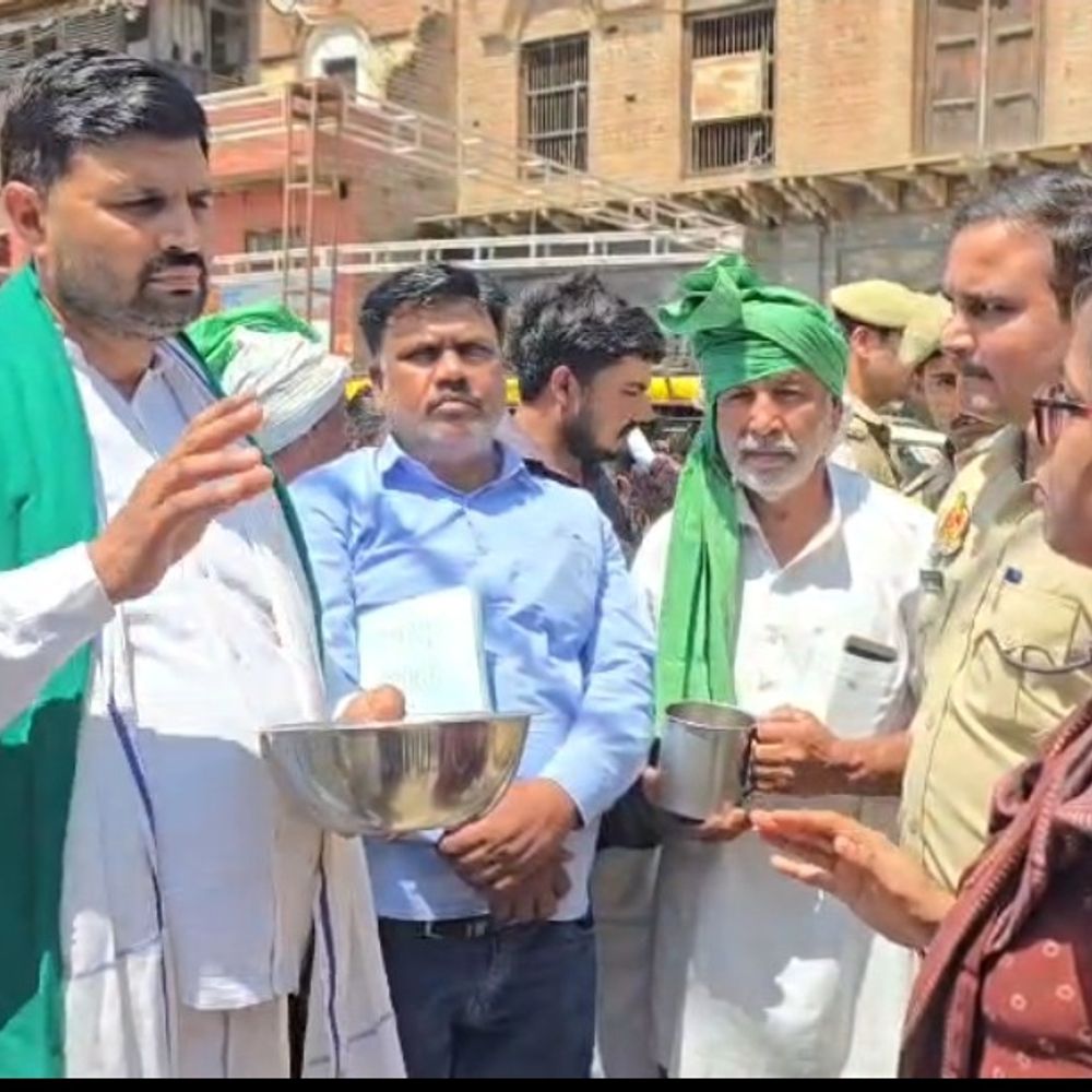 भाकियू कार्यकर्ताओं ने तहसील में भीख मांगी:खुर्जा तहसील अधिकारियों पर भ्रष्टाचार और लंबित मामलों के आरोप