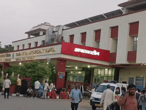 
                 BHU ट्रामा सेंटर में मरीज का गलत आपरेशन:ट्यूमर की जगह पैर की सर्जरी का आरोप, मौत होने पर परिजनों ने कुलपति से शिकायत की 
            