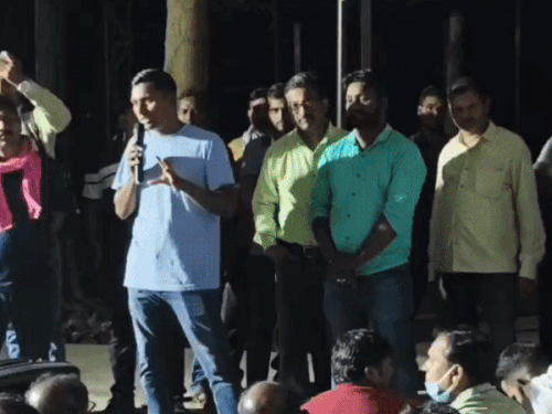 
                 BHU में संविदा कर्मचारियों ने निकाला कैंडल मार्च:8वें दिन भी जारी रहा अनिश्चितकालीन धरना, विश्वविद्यालय ने कहा- काम नहीं तो वेतन नहीं के तहत होगी कार्रवाई 
            