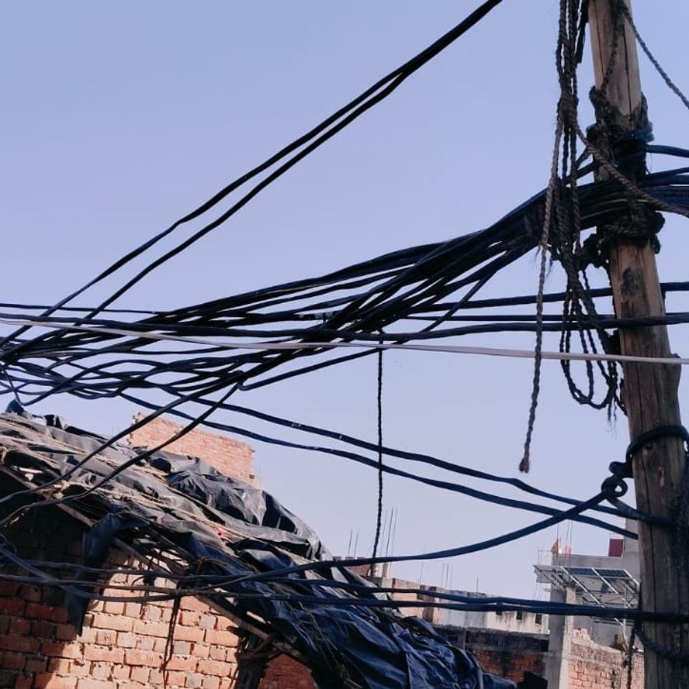 सीतापुर में बिजली के उलझे तार, हादसे का खतरा:किसान नेता ने सुधार न होने पर आंदोलन की चेतावनी दी