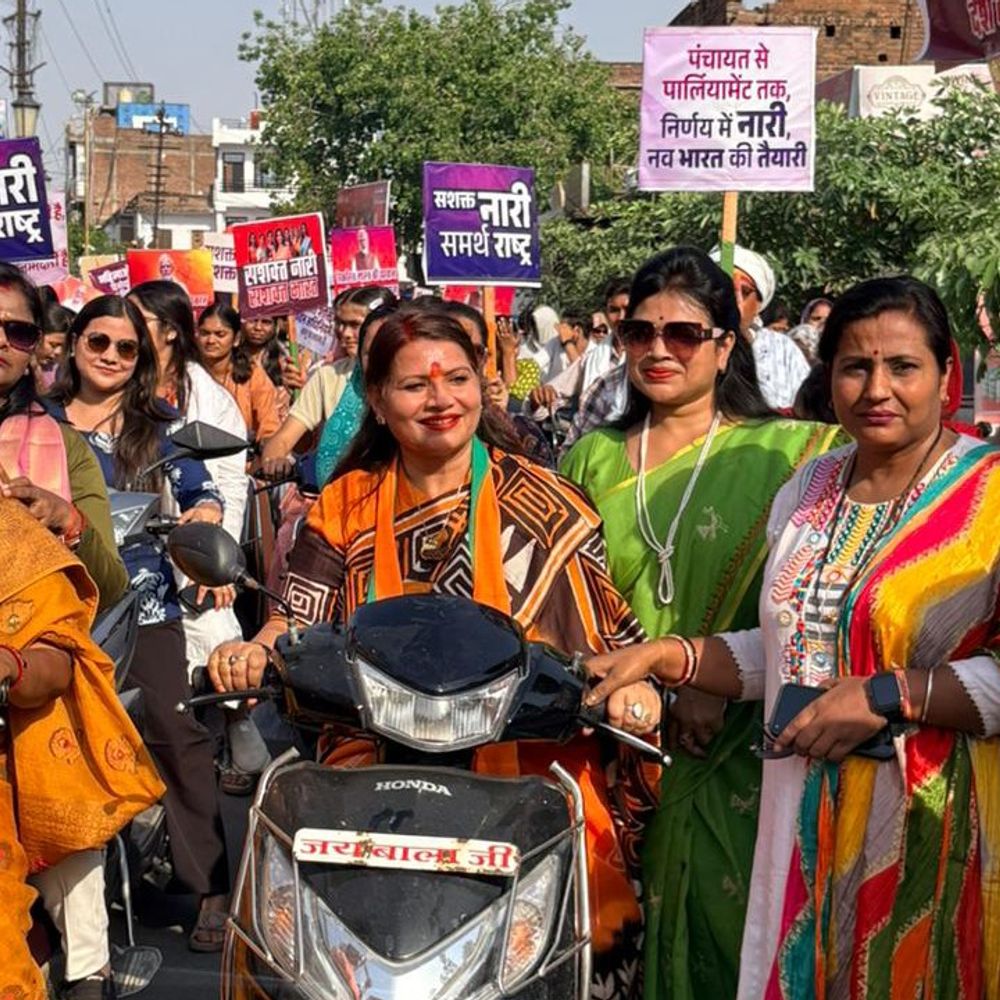 जालौन में भाजपा महिला पदाधिकारी बिना हेलमेट निकाली स्कूटी रैली:नारी शक्ति अभियान में यातायात नियमों का उल्लंघन,