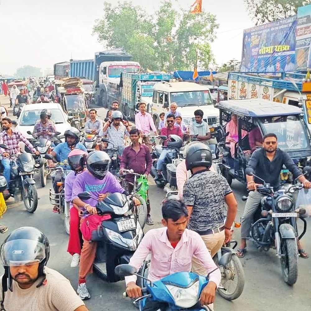 मगरदही घाट के पास बेतरतीब वाहन खड़े करने के कारण लग रहा जाम, घंटों जूझ रहे लोग, परेशानी