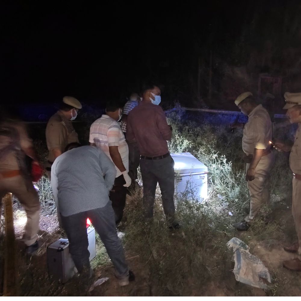 
                 कौशांबी में हाईवे किनारे बक्से में महिला का शव मिला:कार सवार युवकों ने बक्सा फेंककर भागे, फॉरेंसिक टीम जांच में जुटी 
            