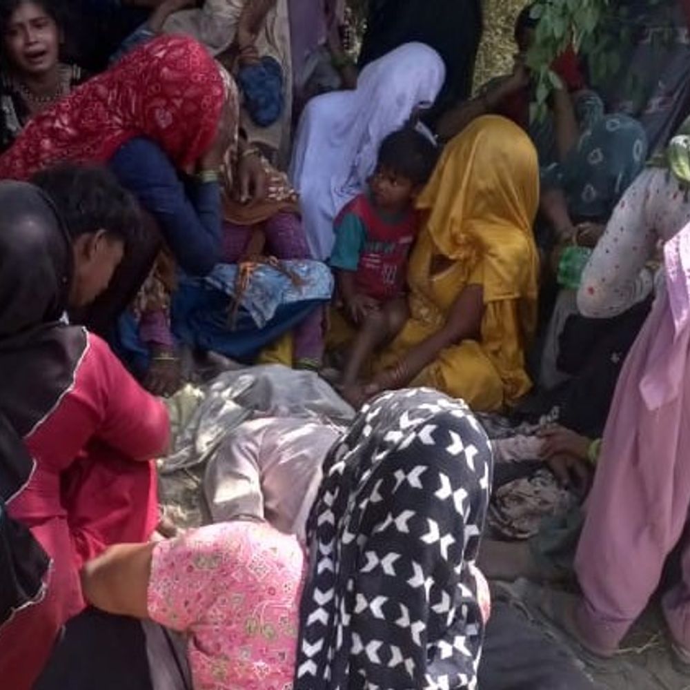 युवक की संदिग्ध मौत, परिजनों ने लगाया हत्या का आरोप:अलीगढ़ के धारागढ़ी गांव में पेड़ से लटका मिला शव