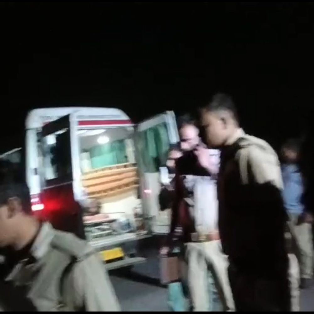 हाई टेंशन तार गिरने से लगी आग, जिंदा जली महिला:पति गंभीर झुलसा, दुकान में रखे टायरों से भड़की आग; दूर तक सुनाई दिए धमाके