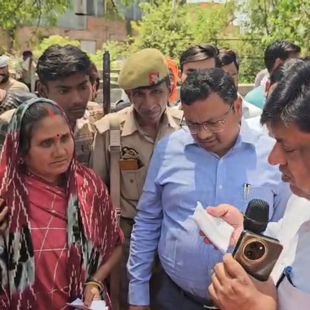 महोबा में स्मार्ट मीटर के खिलाफ लोगों में गुस्सा:बिल जमा होने के बाद भी बिजली कटने पर हंगामा, सड़क पर उतरे लोग