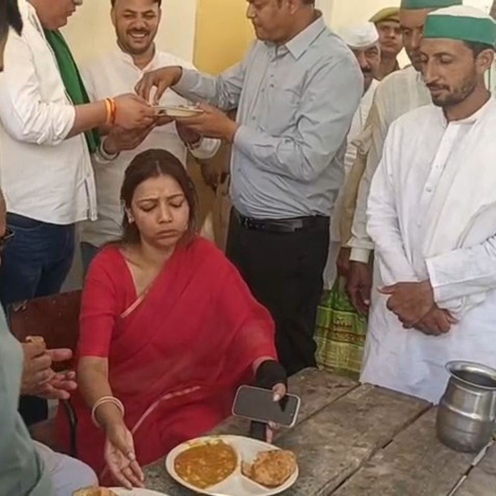 
                 बागपत डीएम ने किसानों संग किया भोजन:किसान दिवस के दौरान उनकी समस्याओं को सुना, सरकारी योजनाओं के लाभ बताए 
            