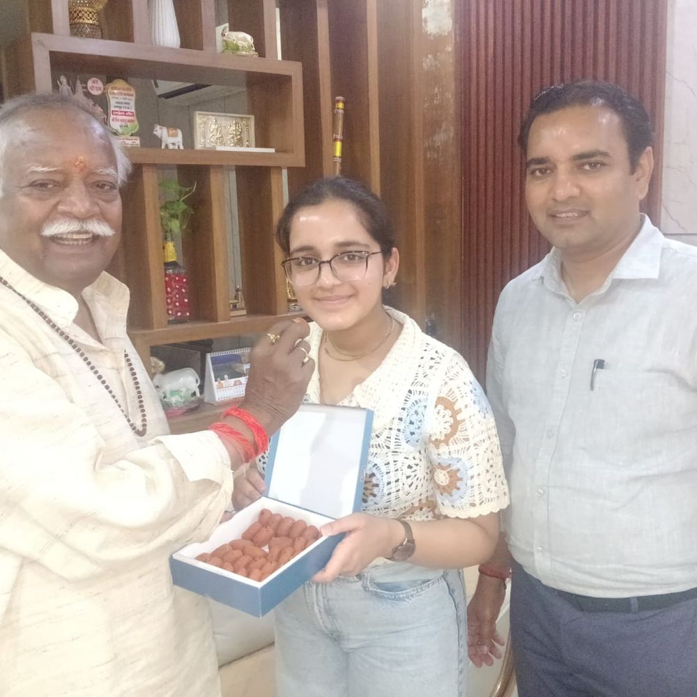 पूर्व मंत्री की पोती भवी सक्सेना ने हासिल की 97.2%:मिठाई खिलाकर दिया आशीर्वाद, सीबीएसई 10वीं का परीक्षा परिणाम जारी