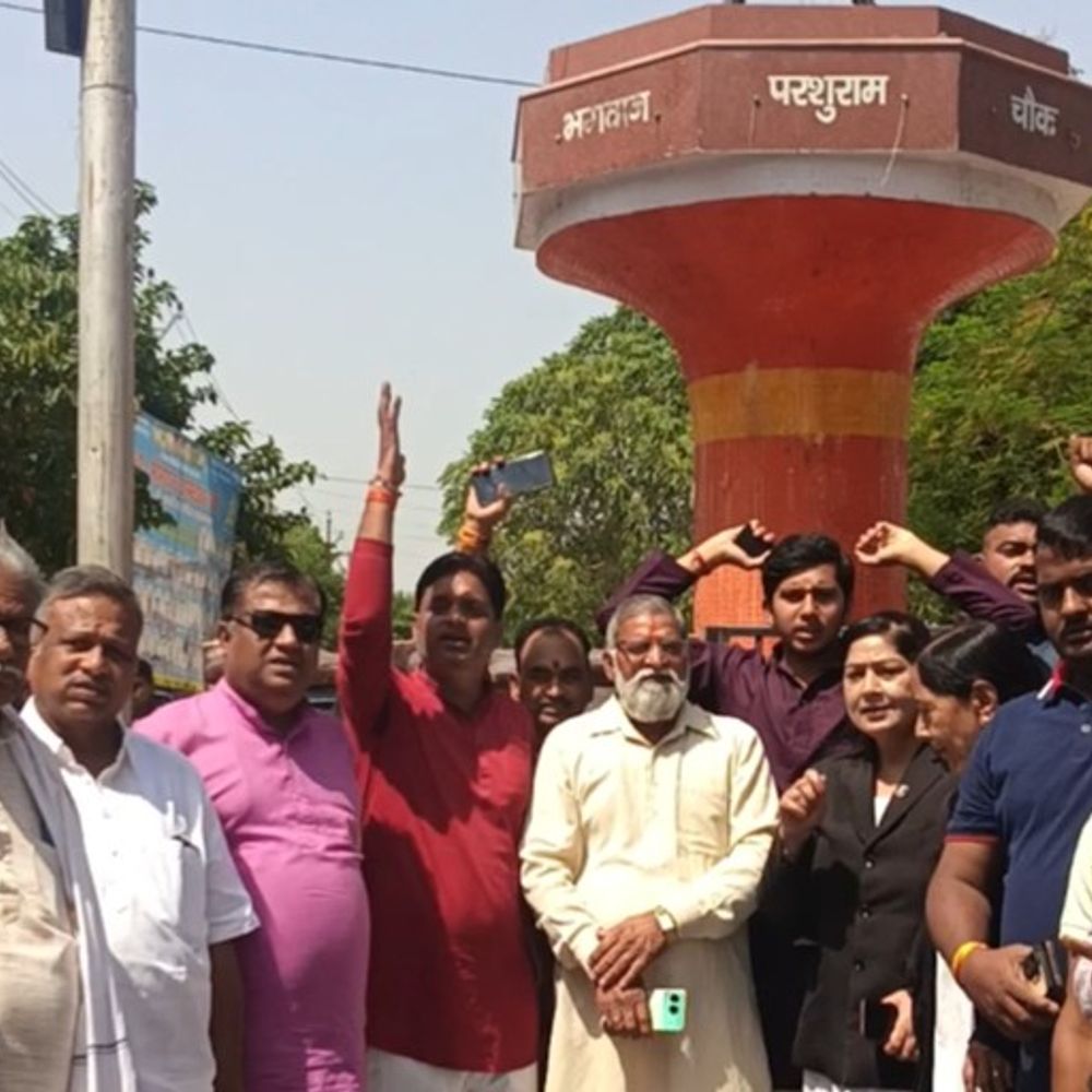 आगरा के परशुराम चौक पर फिर इकट्ठा हुआ ब्राह्मण समाज:हल्की धाराओं में FIR करने का आरोप, चौक पर चढ़ गए थे असामाजिक तत्व, लगा दिया था नीला झंडा