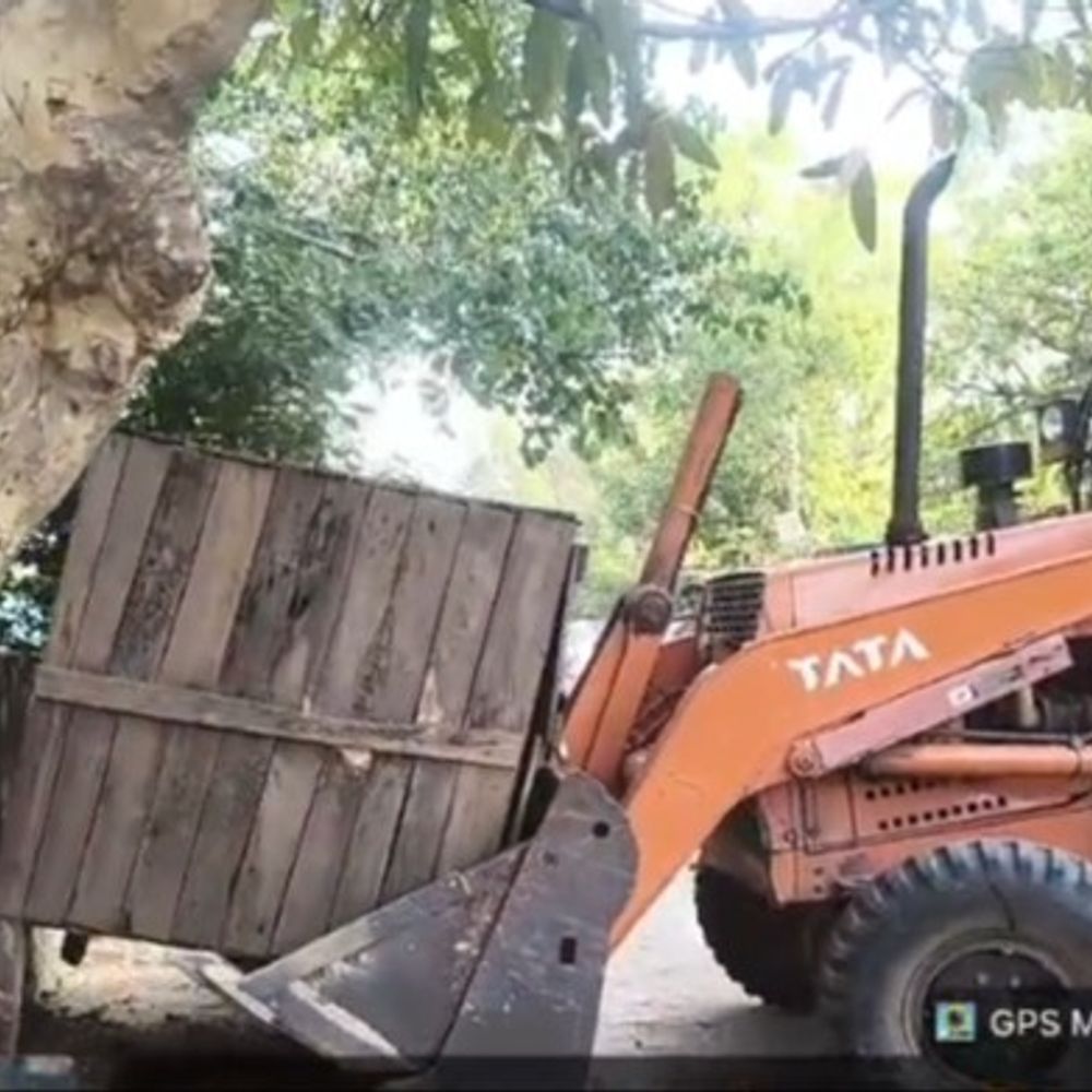 शाहगंज से कलेक्ट्रेट तक अतिक्रमण पर चला बुलडोजर:विरोध और हंगामे के बीच नगर निगम ने खोखे हटाकर फुटपाथ खाली कराए